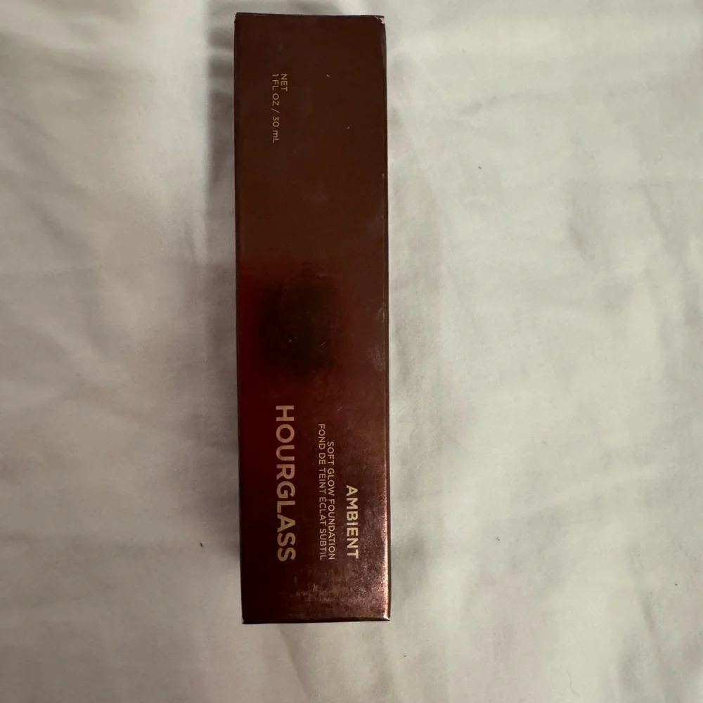 (New) Hourglass Ambient Soft Glow Foundation (Shade-4)